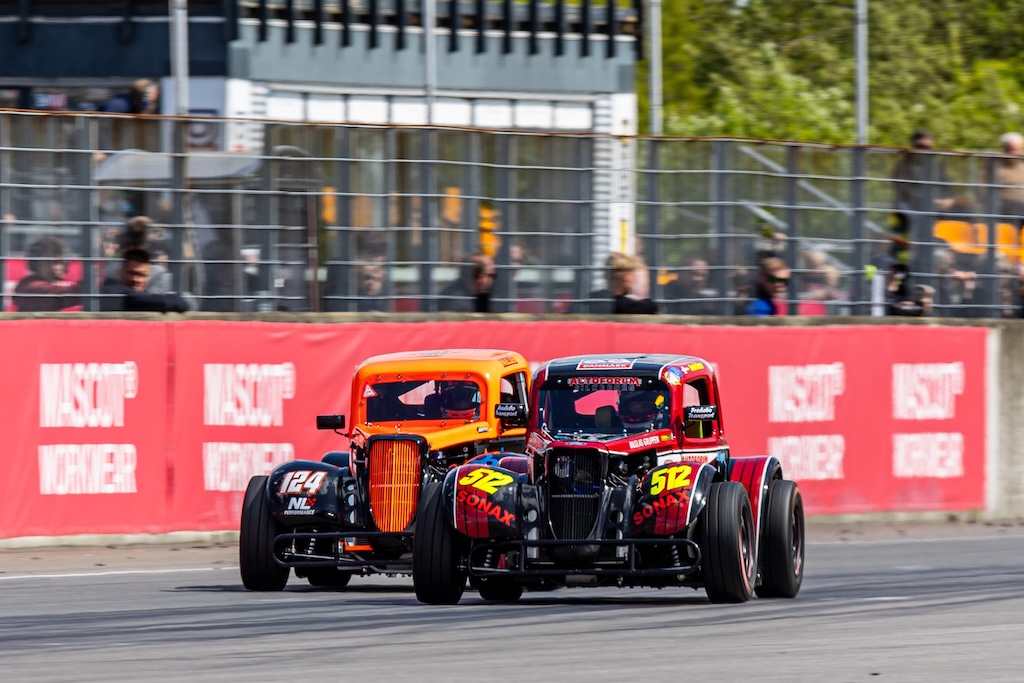 Patrick Gam Nielsen (124) lagde pres på Kevin Verner Jensen (512), men kunne ikke forhindre ham i at vinde i Grand Prix Tours Legend Car Cuppen.
(Foto: Grippo)